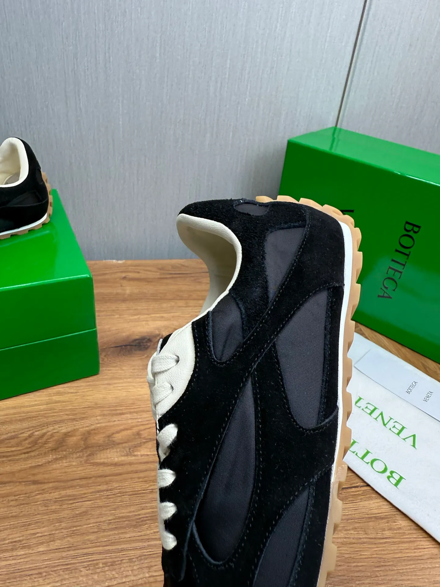 Men's men's shoes💰540💰 Bottega Veneta｜BV's new Forrest Gump shoes. Dexun shoes🩷💚 Sneaker technology nylon and suede, inspired by retro sneakers, light, comfortable, breathable and essential item. Original wear-resistant and non-slip rubber outsole❕❗️ Size: Female 35-40 (40 is custom-made and cannot be returned) Male 39-45 (45 is custom-made and cannot be returned or exchanged)